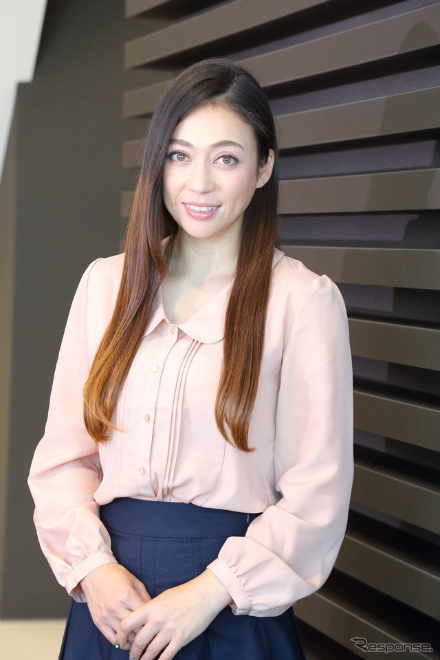 “美しすぎるレーサー”としても注目を集め、くるまマイスター検定のアンバサダーにも就任した塚本奈々美さん
