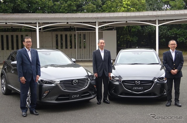 14日に改良型を発表したCX-3、デミオと福原和幸常務執行役員(中央)