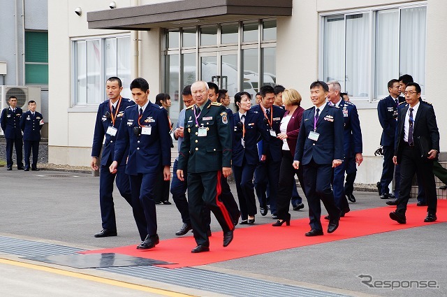 招待された各国の航空参謀は最初にXC-2への同乗飛行を行った。