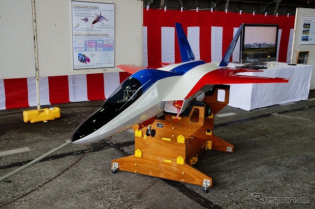 国産ステルス実証機の「X-2(ATD-X」)は試験に使ったモデルを展示。