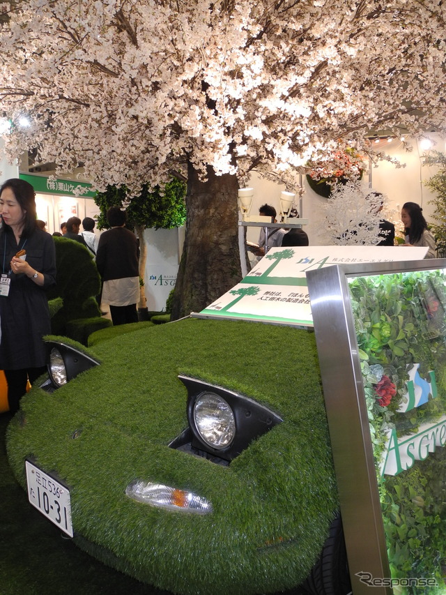 エーエスグリーンが製作したボディが芝生の『ロードスター』と満開の桜