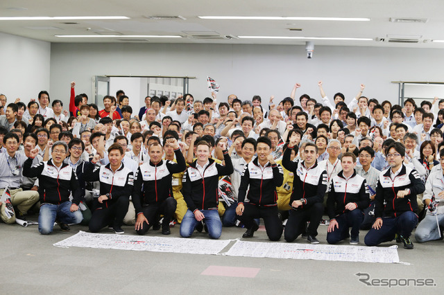 多くの声援がトヨタGAZOOレーシングを後押しする(前列右端が村田久武氏)。