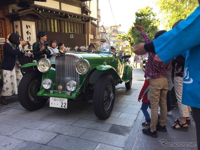 石畳を進むクラシックカー。実に様になっている。