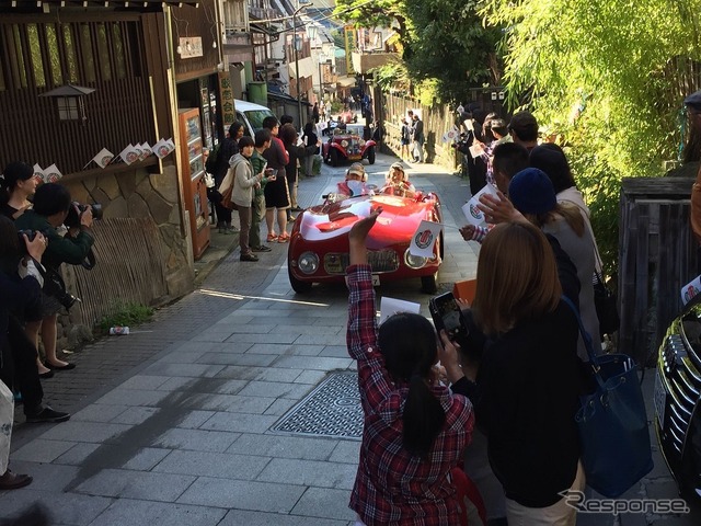 カメラを一時もそらさない少女。こういうちょっとした体験がかけがえのないものになるに違いない。