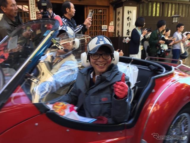 頬にミッレミリアのマークをペイントした女性。楽しみ方も様々。こういう姿は見学している者も楽しくさせる。