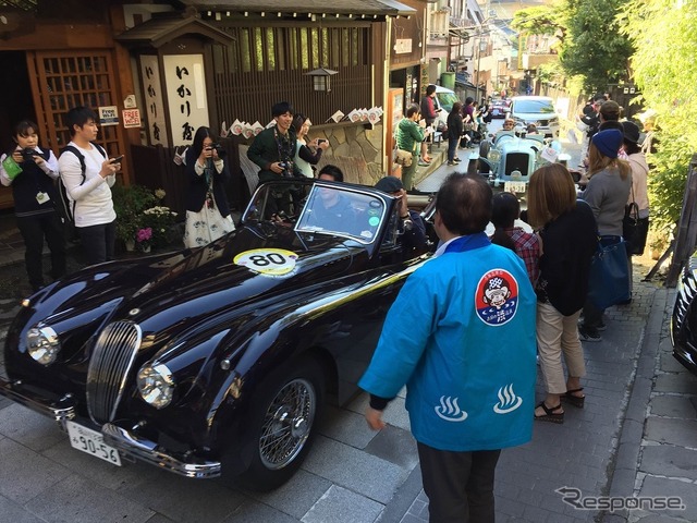 エレガントと言えばジャガーも忘れることはできない。一瞬時が止まったような錯覚を覚えるから不思議だ。
