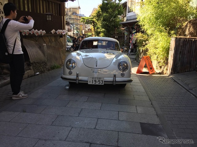 66号車ポルシェ356は途中トラブルに見舞われながらもなんとかチェックを受けた。ドライバーの浅岡亮太氏のように若年層にもクルマは確実に響いている。
