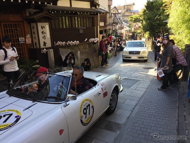 時に一般車両が車列に混ざることも。閉鎖した場所でのデモンストレーションではないクラシックカーのレース。それがミッレミリア。こういう光景もミッレミリアならではだ。