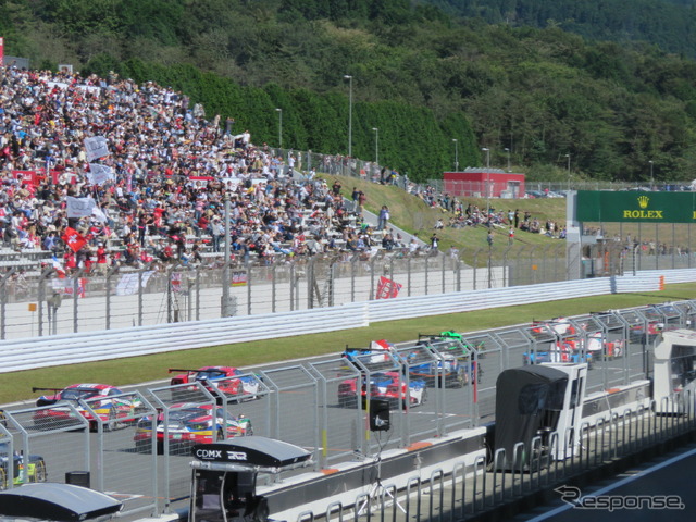 いよいよ決勝レースのフォーメーションラップがスタート。