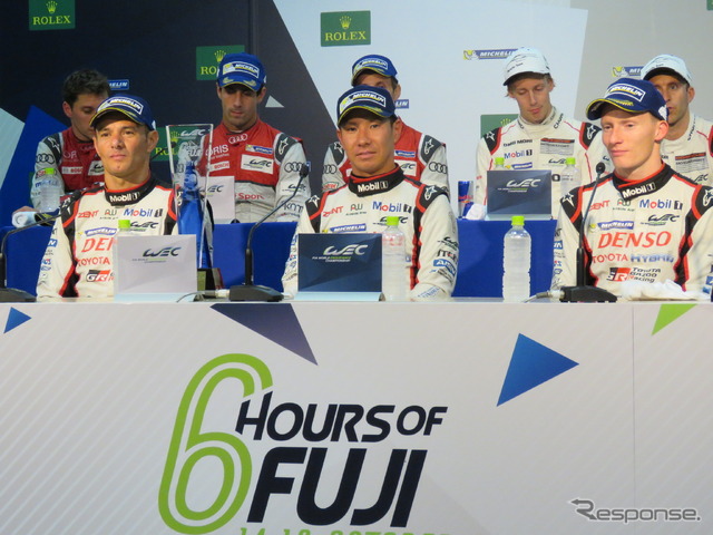 優勝した#6 トヨタの(左から)サラザン、可夢偉、コンウェイ。