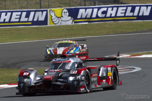 マシントラブルに見舞われた#7 アウディR18(後方はLMGTEカテゴリーのフェラーリ)。