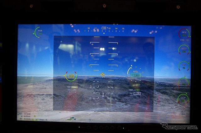 上部中央のグレーとなっている部分には無人機のカメラが撮影して伝送してくる実写映像を表示。周囲にデータ合成した3Dマップを重ねることで周囲の状況を把握しやすくしている。