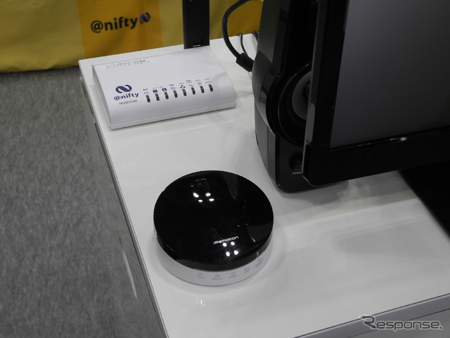 ニフティの「おへやプラス」で利用される「サービスアダプター」（上）と「iRemocon Wi-Fi」