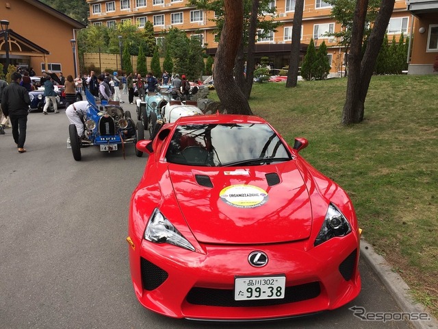 レクサスLFAとオールドブガッティが並ぶ光景はおそらくかなりレア。