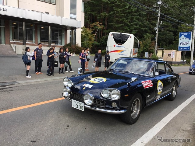 ちょうど合宿で西湖を訪れていたチームの面々、配布されたエントラントリストと照らし合わせて、ドライバー、コ・ドライバーの名前を呼んで声援を送っていた。