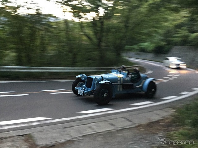 現代のクルマに交じって、かなりのペースを保っている。