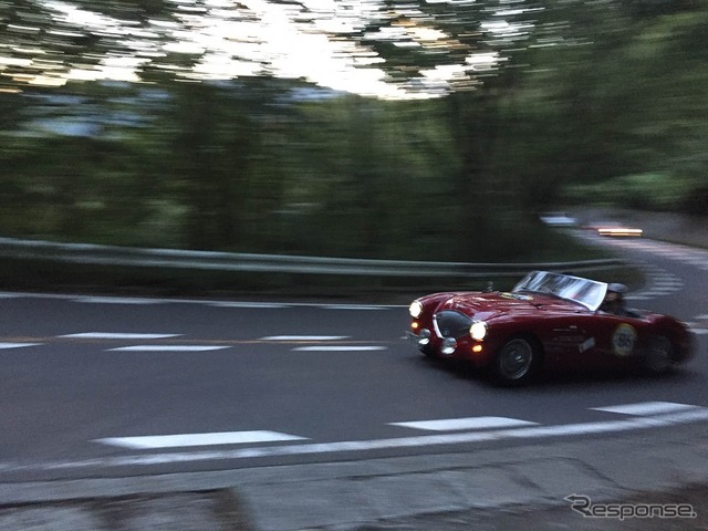日も短くなった。次第にライトを灯して橋tる参加車も増えてきた。