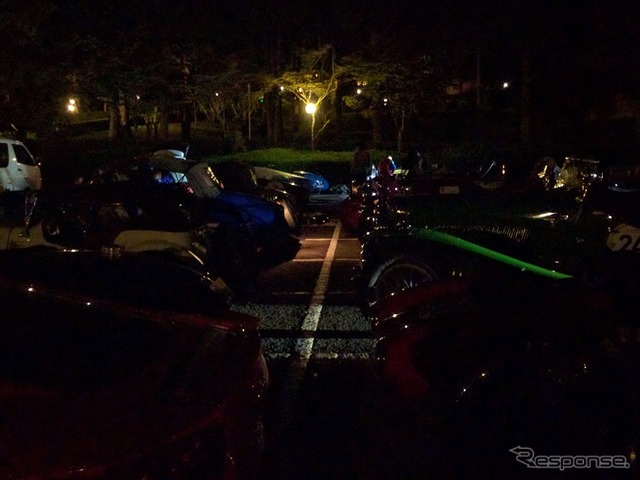 夜遅くまで、駐車場のありこちでクルマの準備をするあかりがついていた。
