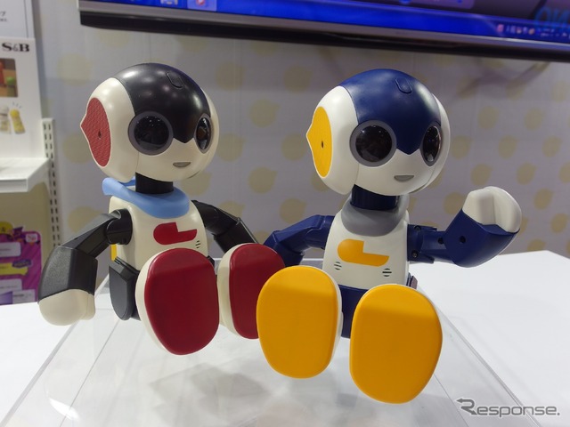 Robi jr.(向かって左)ともっとなかよしRobi jr. 〈撮影 高木啓〉