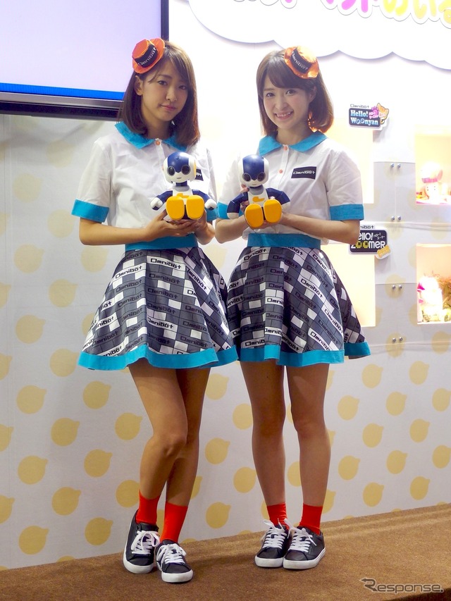 オムニボットガールの岡村明奈(向かって左)と沢口けいこ 〈撮影 高木啓〉