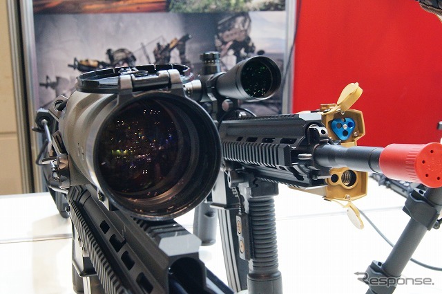 小銃に取り付けるスコープ。右のものはターゲットまでの距離も測定できる。