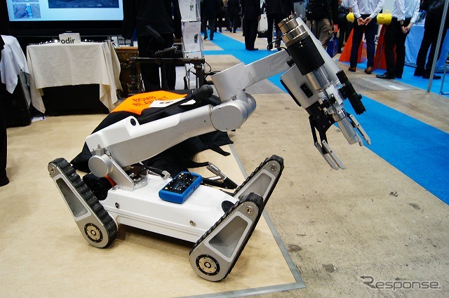 爆発物処理用の遠隔操作ロボットも。