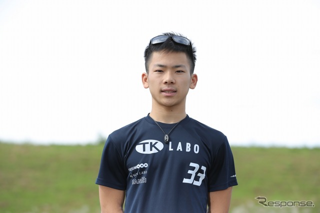 ダートトラックコースでトレーニング中の佐々木歩夢選手。ルーキーズカップを日本人で初制覇した若干16歳だ。