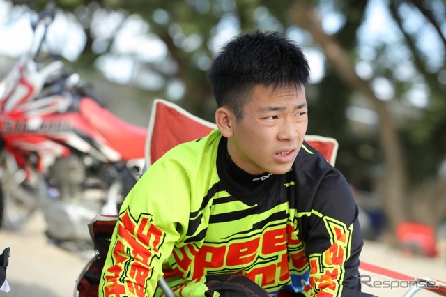 ダートトラックコースでトレーニング中の佐々木歩夢選手。ルーキーズカップを日本人で初制覇した16歳だ。