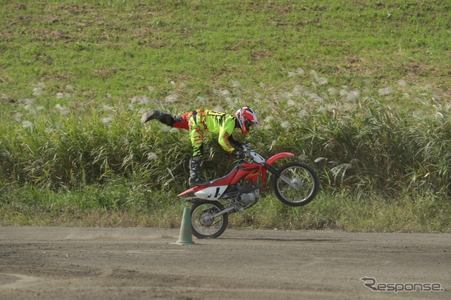 ダートトラックコースでトレーニング中の佐々木歩夢選手。ルーキーズカップを日本人で初制覇した16歳だ。