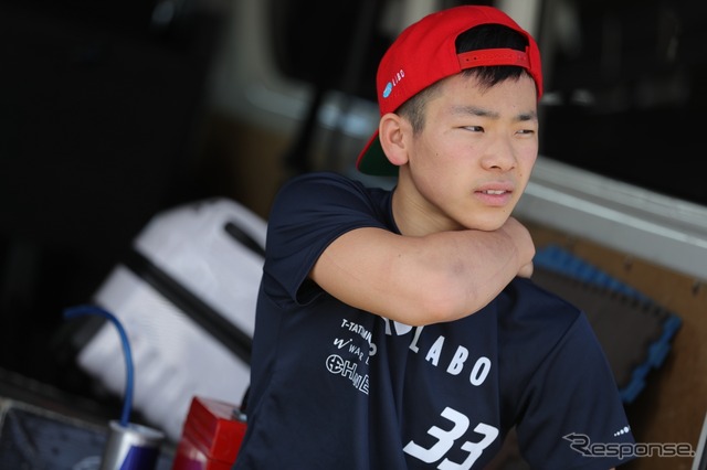 ダートトラックコースでトレーニング中の佐々木歩夢選手。ルーキーズカップを日本人で初制覇した16歳だ。