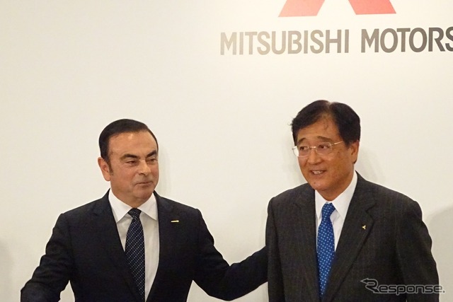 日産のゴーン社長(向かって左)と三菱自の益子現会長兼社長 《撮影 池原照雄》