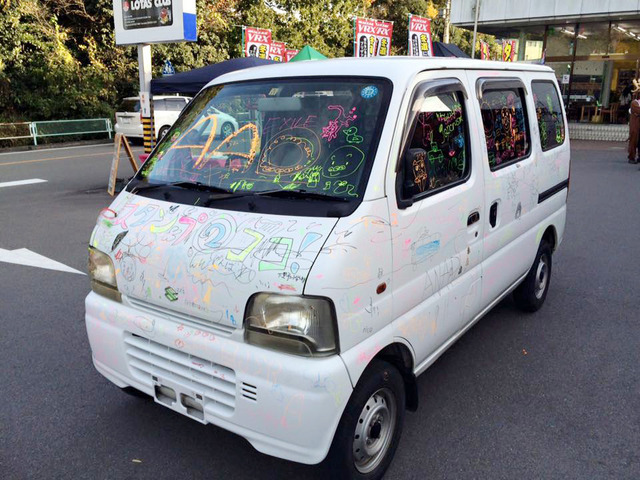 車に自由にペイントできる「落書きカー」を楽しめる