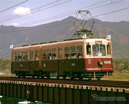 筑豊電鉄の開業当時の写真（西鉄所蔵）。このときは西鉄から車両を借り入れており、西鉄の旧塗装がそのまま筑豊電鉄の開業時の塗装となった。