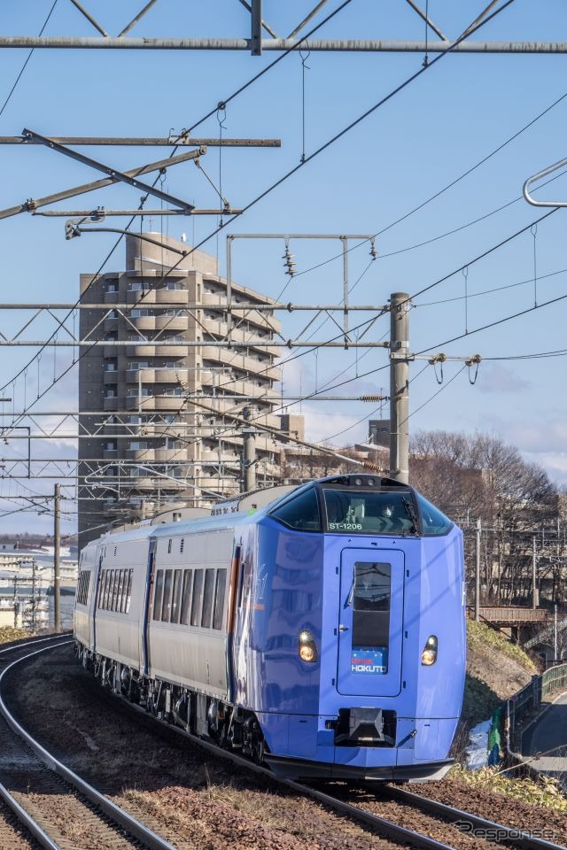 札幌駅を早朝に出発すれば試合開始に間に合う。写真は札幌~函館間の特急『スーパー北斗』。