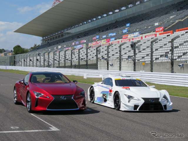 8月の鈴鹿1000kmの際にお披露目された、レクサスの17年型GT500マシン「LC500」(左はロードカー)。
