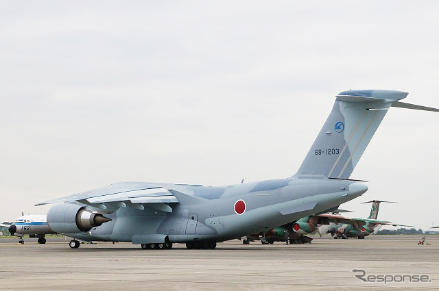 各国の空軍参謀を乗せ、滑走路へ向かうXC-2。