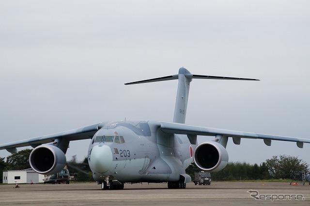 米軍のC-17輸送機よりは小さいのだが、入間では大きく見える。