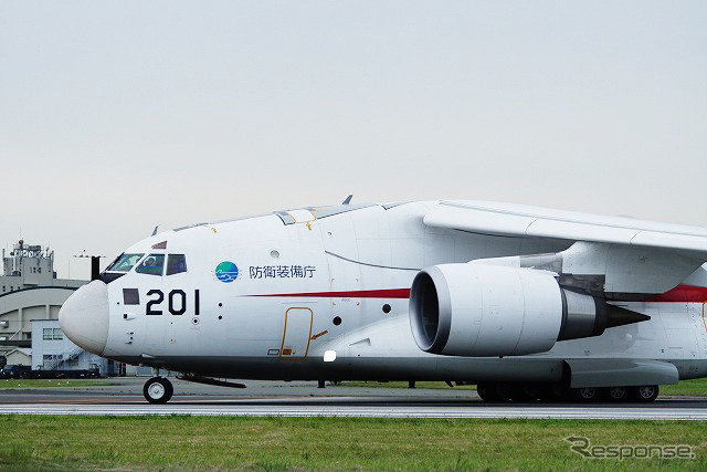 チェイス(追跡)用のT-4が離陸していくのを待つXC-2。