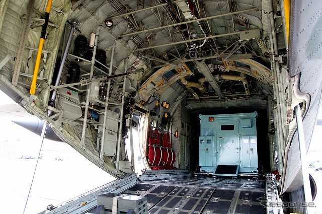 C-130に搭載されているのは機動衛生ユニット。「空飛ぶ集中治療室」といった機能を有する。