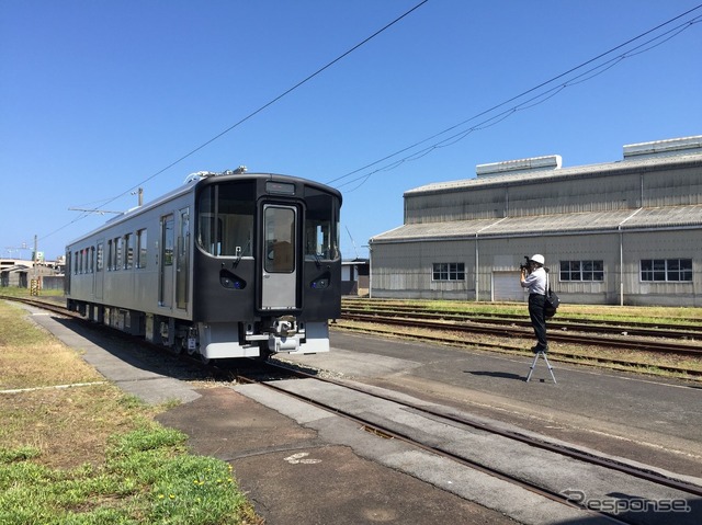 一畑電車が導入するデハ7000系。営業運転に先立ち11月に試乗会が行われる。