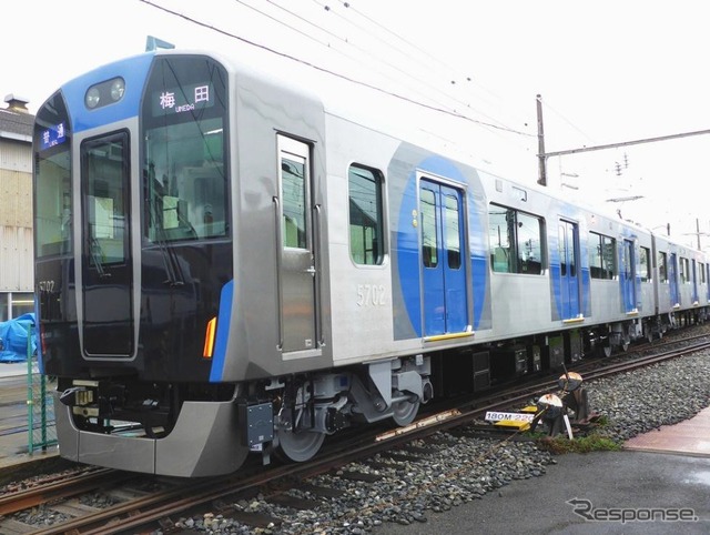 阪神と「坂本？」のコラボポスターには新型電車の5700系も描かれている。