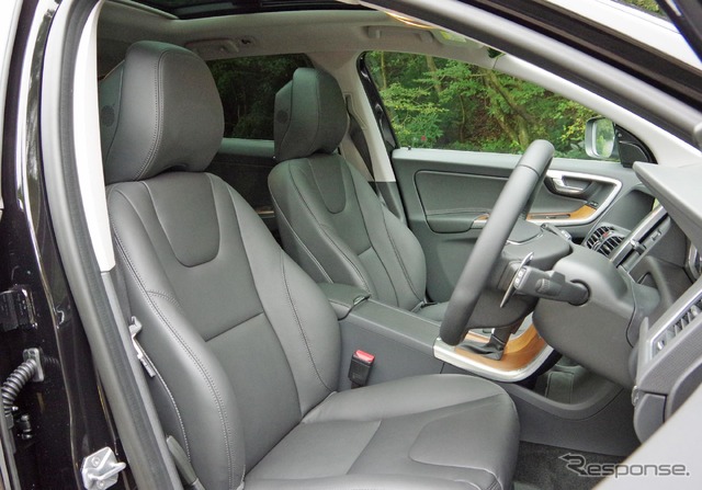 ボルボ XC60 T5 AWDクラシック(ディーラーオプション「フロントバンパーバー」「リアスキッドプレート」「リアエンターテイメントシステム」装着車)