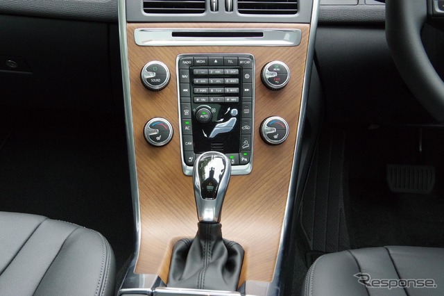 ボルボ XC60 T5 AWDクラシック(ディーラーオプション「フロントバンパーバー」「リアスキッドプレート」「リアエンターテイメントシステム」装着車)