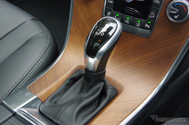 ボルボ XC60 T5 AWDクラシック(ディーラーオプション「フロントバンパーバー」「リアスキッドプレート」「リアエンターテイメントシステム」装着車)