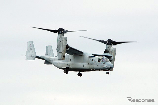 木更津駐屯地の滑走路に向けて進入していくアメリカ海兵隊のMV-22オスプレイ。