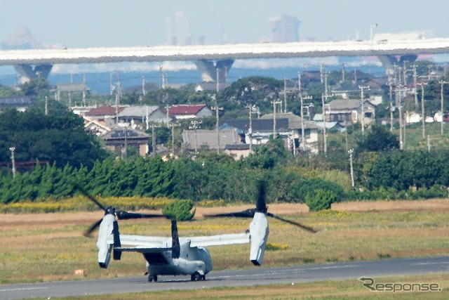 離陸は垂直ではなく、短距離を滑走して行った。