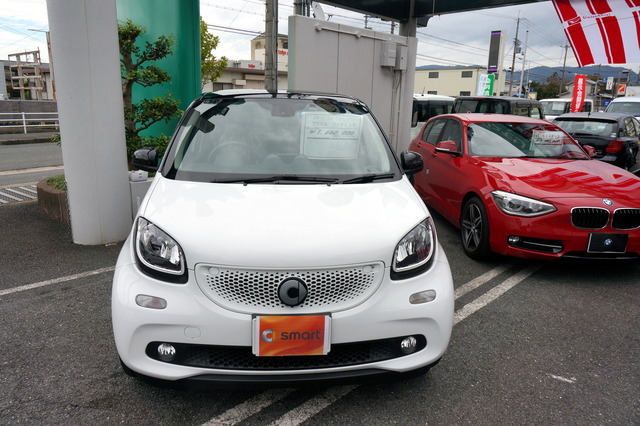 車両(メルセデスベンツのスマート フォーフォー)の展示販売も実施