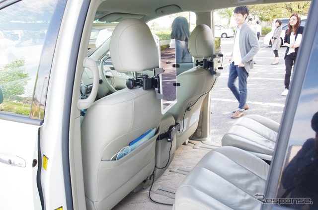車内にはiPadが設置されている。ただし、路線バスなどに採用した場合、全席にディスプレイが設置されるわけでは無いそうだ。 《撮影 山田正昭》