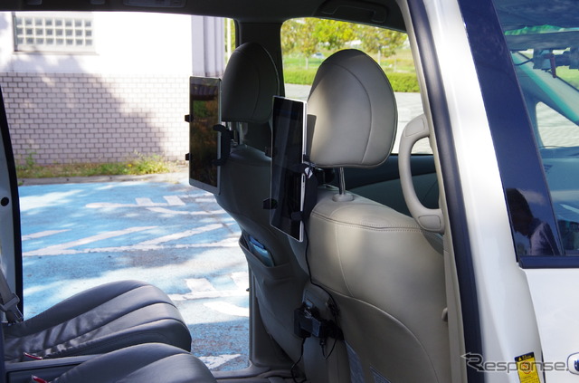 この車両のセカンドシート正面にはディスプレイがある。右は自動走行システムのモニター用で、左はSBドライブの開発した「cocoro Drive」が稼働しているiPadだ。 《撮影 山田正昭》