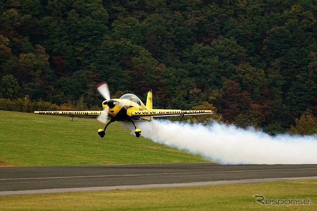 離陸していくエクストラEA-300。オフシーズンは国内でのエアショーに参加している。